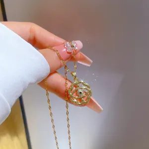 Dettaglio della collana dorata Malocchio con pietra blu e cristalli micro-pave