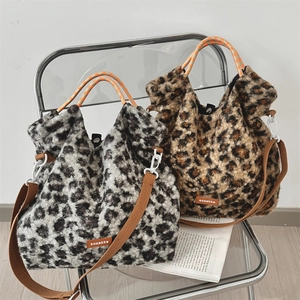 Détail de sacs en fausse fourrure léopard avec poignées tissées et bandoulière réglable