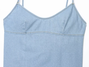 Detaillierte Nahaufnahme des Jeans-Camisole-Ausschnitts mit schmalen Trägern und Nähten
