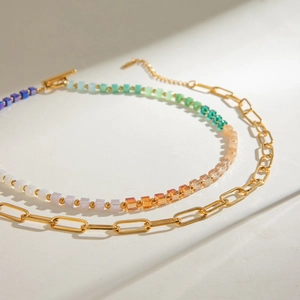 Détail de perles de cristal colorées et chaîne dorée avec fermoir à bascule