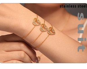 Détail de l'ensemble de bracelets en acier doré avec pendentifs cœur et arbre de vie