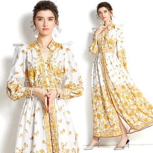 Detail von V-Ausschnitt Laternenärmel Kleid mit goldenem Barock-Blumendruck und Knöpfen