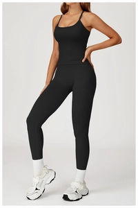 Détail d'un ensemble de yoga noir sans couture avec débardeur côtelé et legging taille haute