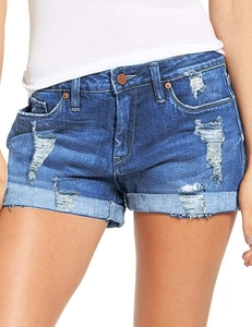 Primer plano de pantalones cortos vaqueros de cintura alta con rotos y dobladillo deshilachado