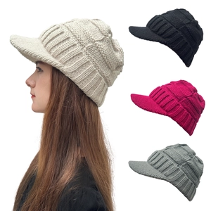 Détails des bonnets en maille à visière en crème, noir, rose et gris pour l'hiver