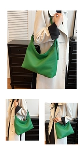 Détail du sac cabas plissé vert montrant la texture douce et le design hobo chic