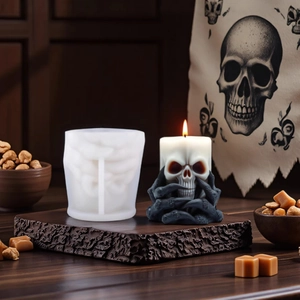 Silikonform Totenkopf und Skeletthand für DIY Kerzen im düsteren Gothic-Design