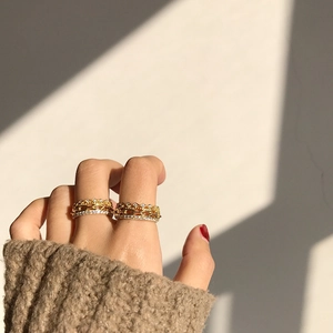 Close-up of a gold-plated S925 silver chain ring with zircon, worn on a hand