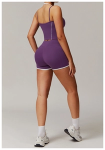 Détail d'un ensemble de yoga violet avec soutien-gorge à bretelles croisées et short taille haute