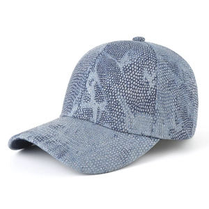 Berretto da baseball blu con motivo a serpente argentato e visiera strutturata alla moda