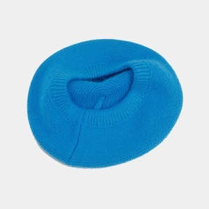 Dettaglio del berretto in maglia blu acceso con bordo a coste fini e trama in lana