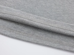 Gros plan détaillé de l'ourlet à double aiguille sur un t-shirt gris ajusté en modal à col V