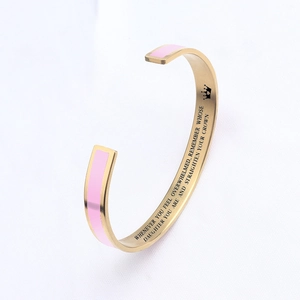 Brazalete abierto de acero dorado con corona grabada y esmalte rosa para madre e hija