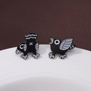 Broches créatives en émail oiseau punk noir avec design cartoon sur assiette blanche