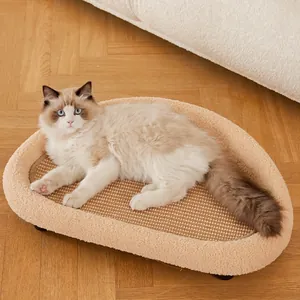 Cuccia tiragraffi in sisal per gatti con bordo in pile beige e morbida superficie