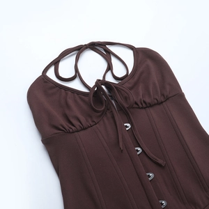 Détail d'une combinaison dos nu en maille marron avec crochets et décolleté plissé