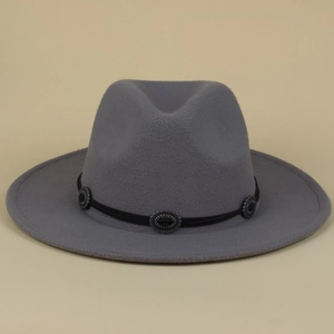 Detail eines grauen Fedora-Hutes mit schwarzem Band und silbernen Vintage-Metallschnallen