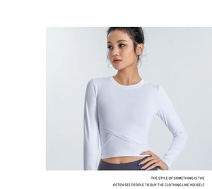 Détail du crop top blanc à manches longues avec taille croisée pour le yoga et le fitness