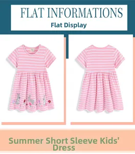 Vue à plat détaillée d'une robe en tricot rayée rose et blanc avec broderie lapin