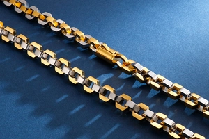 Macro detail of hip-hop chain showing bicolor gold and silver hexagonal metal links