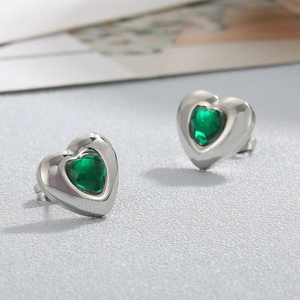 Eleganti orecchini a lobo vintage a cuore con cristallo verde e base argentata