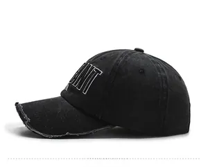 Détail de la casquette de baseball noire avec broderie blanche de la lettre SAINT