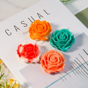 Dettagli macro di tavolette di cera profumata a forma di rosa in vari colori pastello