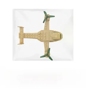 Draufsicht auf ein Fischadler-Militärhubschraubermodell aus sandfarbenen Bausteinen