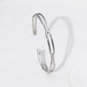 Bracelet jonc ouvert minimaliste en acier titane argenté au design torsadé géométrique