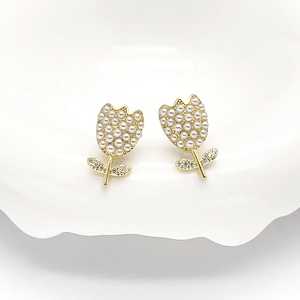 Boucles d'oreilles tulipes dorées élégantes avec perles blanches et détails en zircone