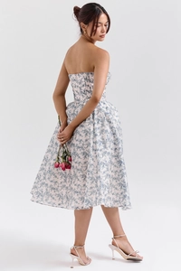 Dettaglio dell'abito midi bianco senza spalline con stampa floreale blu e linea ad A elegante