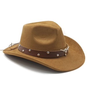 Détail d'un chapeau de cowboy en daim marron avec ornement tête de taureau et rivets