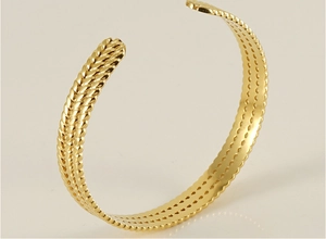 Detailed view of the wheat ear texture on the 18K gold plated stainless steel cuff bracelet