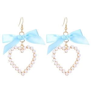 Détail de boucles d'oreilles cœur en perles avec nœud en ruban bleu clair et crochets
