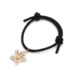 Detailansicht Maria-Sternanhänger mit Zirkonia auf schwarzem geflochtenem Armband
