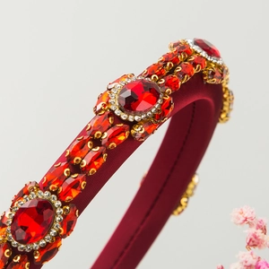 Serre-tête Baroque de luxe avec gemmes rouge foncé et cristaux brillants sur satin