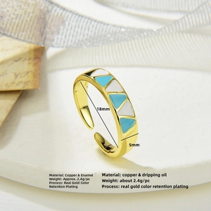 Detailweergave van de lichtblauwe en witte emaille driehoeken op de vergulde ringband