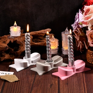 Schleifen-Kerzenhalter-Set in Weiß, Grau und Rosa mit silbernen Spiralkerzen für Deko
