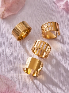 Lot de quatre bagues en acier inoxydable plaqué or 18 carats au design minimaliste