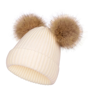 Bonnet d'hiver en maille blanc crème avec deux pompons en fausse fourrure marron