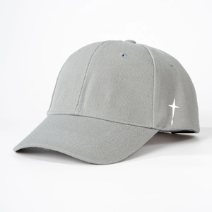 Détail d'une casquette de baseball grise en coton avec étoile blanche brodée sur le côté
