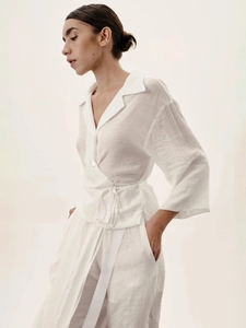 Completo camicia a portafoglio bianco crema e pantaloni a gamba larga in lino