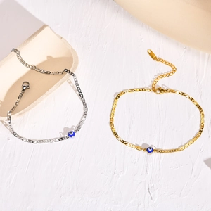 Detalle de pulseras de ojo turco en oro y plata con diseño de cadena de cerdo