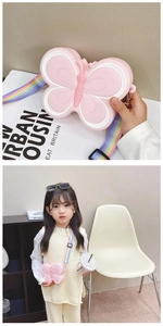 Sac bandoulière papillon en silicone rose avec sangle arc-en-ciel en vue détaillée