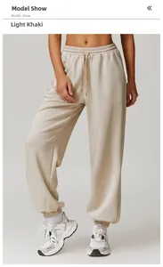 Detailansicht der hellbeige Jogginghose mit hohem Bund, Kordelzug und elastischen Bündchen
