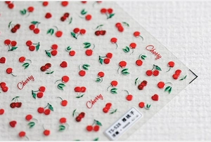 Détail macro d'autocollants 5D pour ongles motif cerise avec lettrage Cherry
