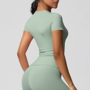 Vue latérale du t-shirt de sport vert menthe ajusté et legging de yoga taille haute