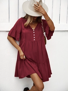 Détails de la mini robe à volants bordeaux avec col en V, boutons et manches courtes