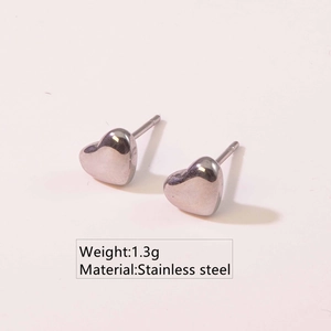 Detailed view of silver stainless steel heart studs with 1.3g weight and material specs