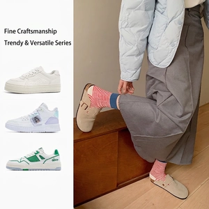 Chaussettes rayées japonaises avec mules en daim élégantes et baskets décontractées